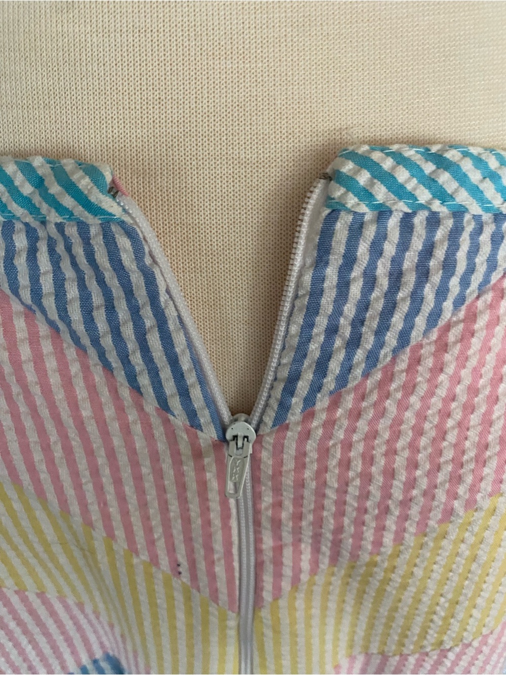 Saybury Vintage House Dress . Seersucker chevron design. 1980’s - Picture 6 of 9